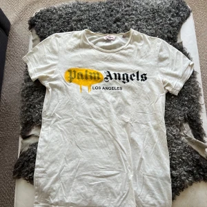 Palm Angels T-shirt - bra skick förutom att den tappat form runt halsen 