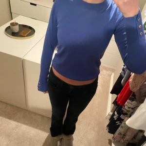 Mörkblå långärmad tröja med gulddetaljer  - Mörkblå långärmad tröja med gulddetaljer ifrån HOLLY & WHYTE by Lindex i storlek xs. Skriv vid frågor!