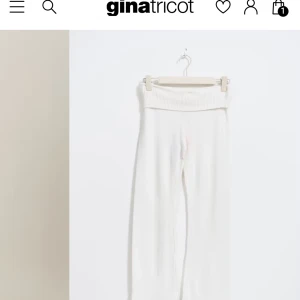 Mörkblåa stickade byxor från Gina Tricot - SÄLJER I BLÅA!!Snygga blåa stickade byxor från Gina Tricot med hög midja och ribbad detalj i midjan. Perfekta för en avslappnad och stilren look. Byxorna har en tight passform och är gjorda i ett mjukt material som ger en bekväm känsla.