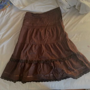 söt midikjol - har en dragkedja vid sidan🩷TRYCK INTE PÅ KÖP NU