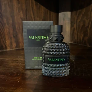 Valentino Uomo Born in Roma Green Stravaganza - Upptäck Valentino Uomo Born in Roma Green Stravaganza, en elegant parfym i en stilren flaska med nitar och svart lock. Doften är en del av Born in Roma-kollektionen och kommer i en 50 ml flaska men med 25 ml kvar. Perfekt för den som söker en sofistikerad och modern doftupplevelse. Gör inga byten