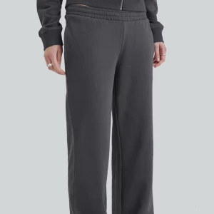Grå mjukisbyxor - Säljer ett par bekväma grå mjukisbyxor med elastisk midja. Byxorna har en avslappnad passform och är perfekta för en chill dag hemma. Dem är low waist och sitter jätte fint på! Använda max 2 gånger och nypris är 400kr