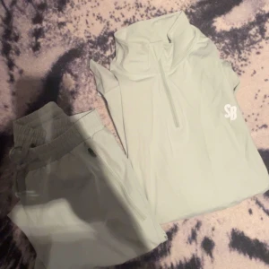 Ljusgrön träningströja från South Beach - Säljer en ljusgrön träningströja från South Beach med dragkedja och hög krage. Tröjan har långa ärmar och är perfekt för träning. Den är tillverkad i ett lätt och bekvämt material.