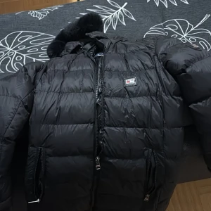 Tommy hilfiger - Säljer denna jackan knappt använd max 1-2 gånger säljer den pga för liten 