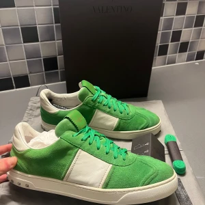 Valentino flycrew  - Skick 9-10, allt på bild ingår, pris går diskuteras vid snabb affär 