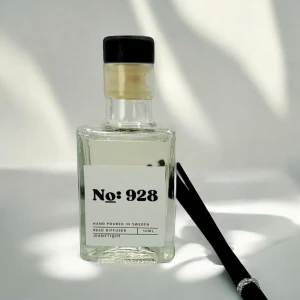 Reed Diffuser - Doftpinnar - Rumsdoft inspirerad av Boss Bottled - No 928 inspirerad av Boss Bottled. Handfyld i Sverige.  • Långvarig doft – Upp till 8 veckors doftspridning • Elegant design – Passar alla inredningsstilar  Om doften börjar att avta rekommenderar vi att vända på pinnarna.