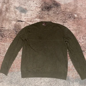 Oscar Jacobson Tröja - Stickad tröja från Oscar Jacobson (7% Kashmir). Mycket fint skick. Storlek M men sitter som S. Pris endast 399kr. ✅Hör av er vid funderingar🙌