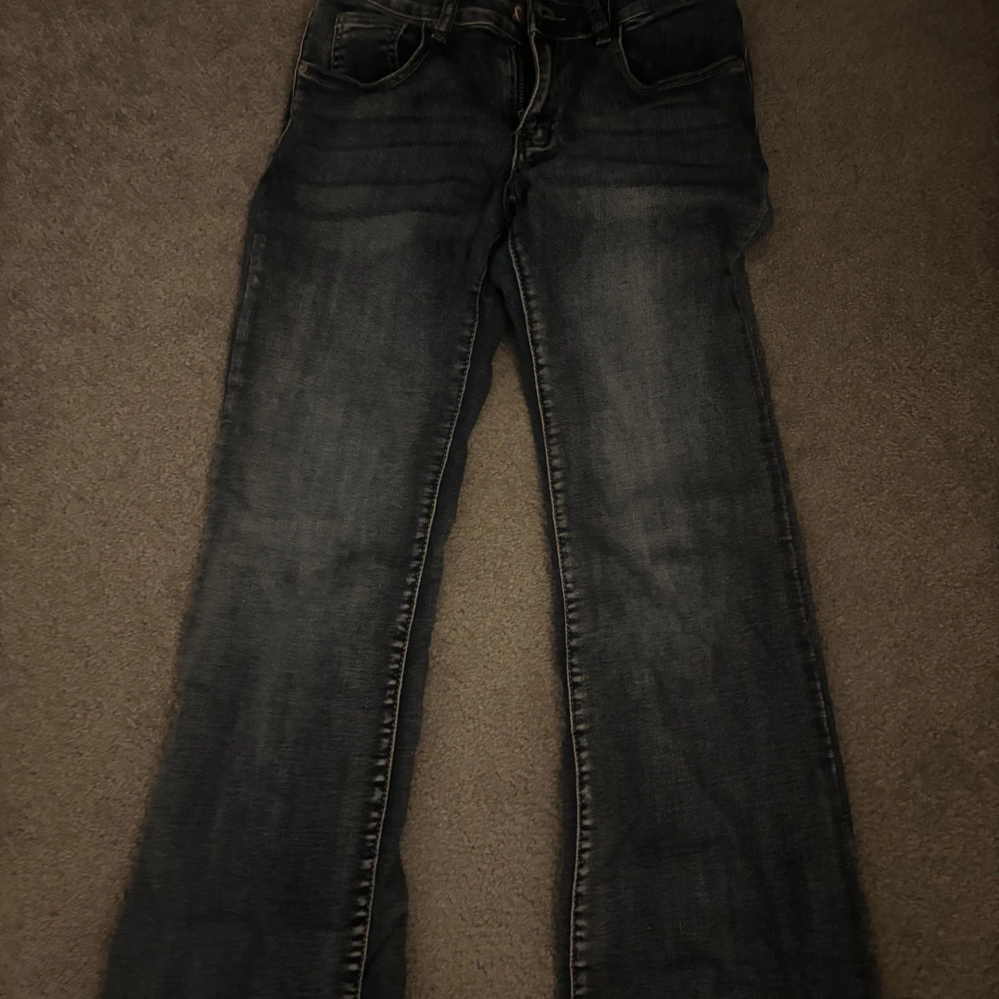 Mörkblå jeansbyxor