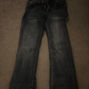 Mörkblå jeansbyxor - Lågmidjade mörkblå jeans. Skit snygga.