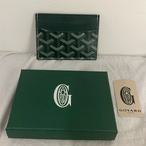 Grönt korthållare från Gojard - Grönt korthållare från Gojard. Jätte snygg stil. Nästan helt oanvänd och helt fräsch. Materialet är jätte stabilt och den är perfekt för att maxa ut din stil. Den kan hålla kort och lite sedlar. PRISET KAN DISKUTERAS