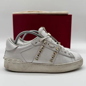 VALENTINO OPEN - Valentino open sneakers - Skick: 8/10 - Storlek 37 - Tillbehör: Enbart skorna - Nypris 7700kr - deluxecloset 