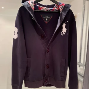 Ralph Lauren cardigan - Stilren knapp-cardigan från Ralph Lauren med huva | Denna är från en exklusiv kollektion som inte säljs längre, *OMÖJLIG ATT HITTA* | Pris går att diskutera vid snabb affär! 