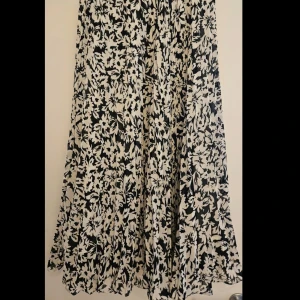 Långkjol - Långkjol med elastiskt band i midjan. Oanvänd, inga defekter. Storlek xs passar även S.