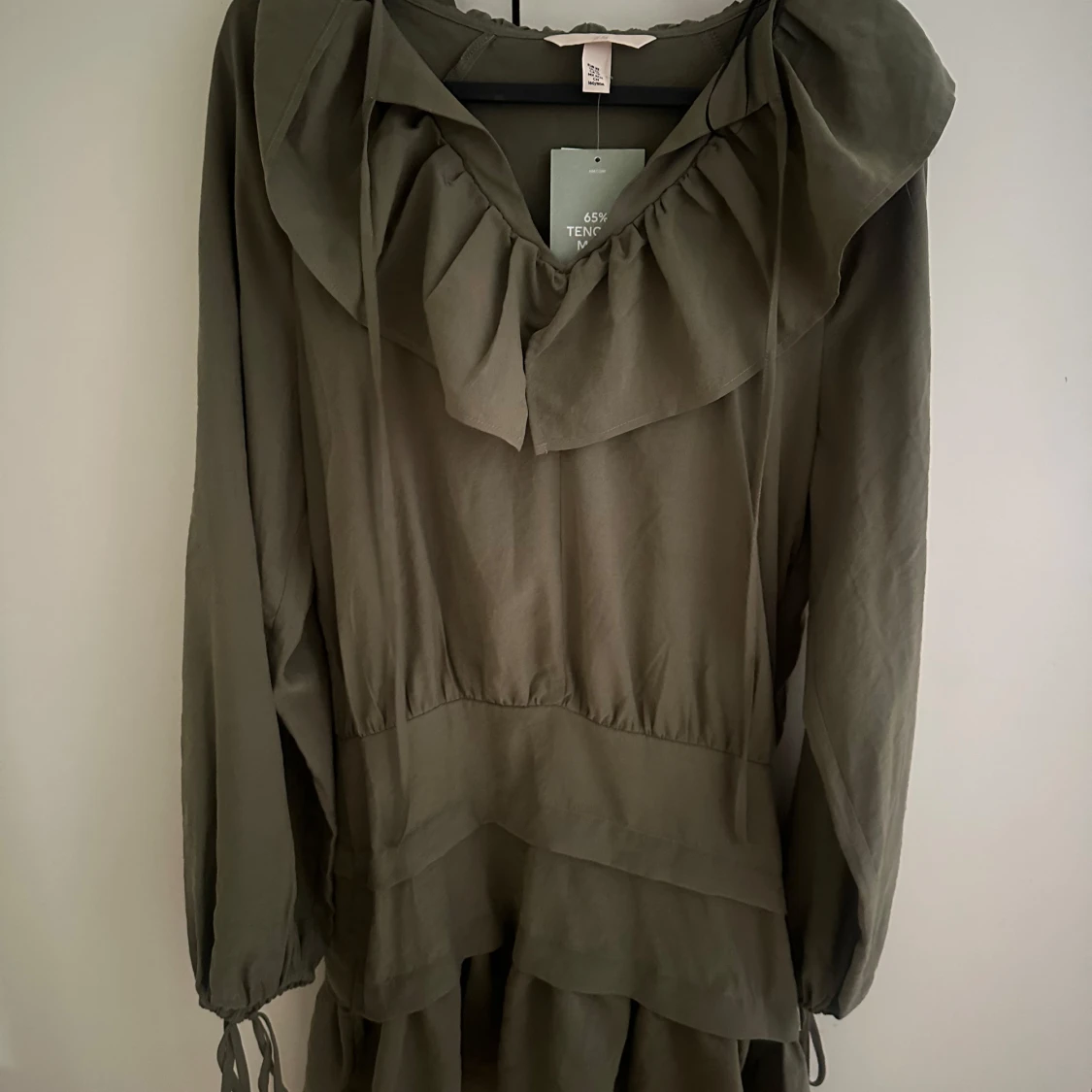 Hm klänning med volangdetaljer - 1