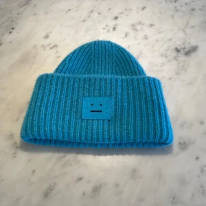 Blå mössa från Acne Studios - Snygg blå ribbad mössa från Acne Studios. Väldigt fint skick utan fläckar eller liknande. Pris kan diskuteras!