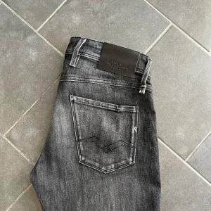 Replay jeans - Replay jeans i modellen anbass, storlek W30, L32. Tvätten är ”Aged 01 year” och dem ligger på 1800 retail, skriv vid funderingar🙌