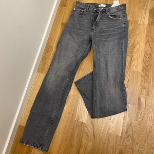 Grå jeansbyxor från Zara - Snygga grå jeansbyxor från Zara. Lite ljusare färg i verkligheten. Passformen är straight. Lite korta för mig som är 174cm 