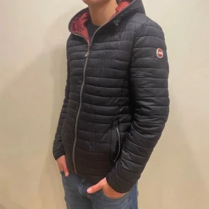 Colmar jacka  - Hej! Säljer nu min jackafrån märket Colmar , storlek M, bra skick. Givetvis äkta, Tveka inte på att höra av dig om du har frågor eller funderingar kring jackan!