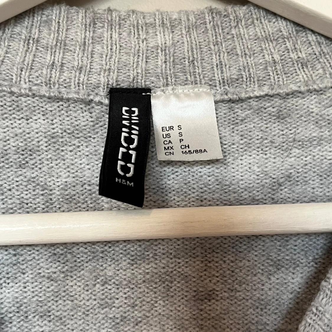 Grå stickad tröja - 4