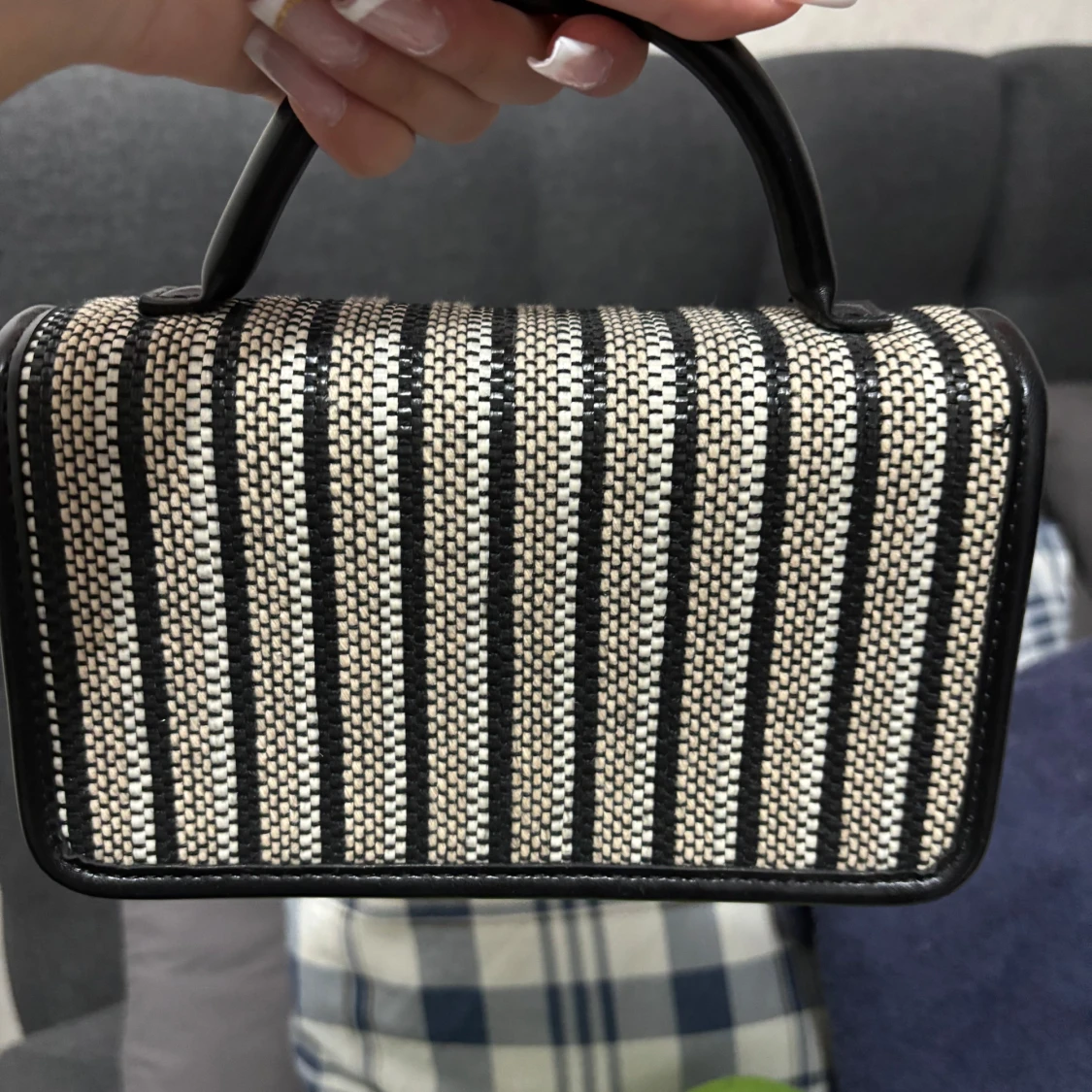 Randig handväska med svart och beige mönster - 1