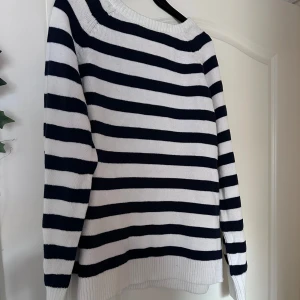 Randig tröja från BikBok - Säljer en snygg randig tröja från BikBok i storlek S. Tröjan har ett blått och vitt randigt mönster och är i oversized modell🤩använd 1 gång. Pris kan diskuteras! Hör av er vid frågor💗