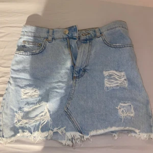 Ljusa jeanskjol med slitningar - Snygg ljusblå jeanskjol från Pull&Bear🌸