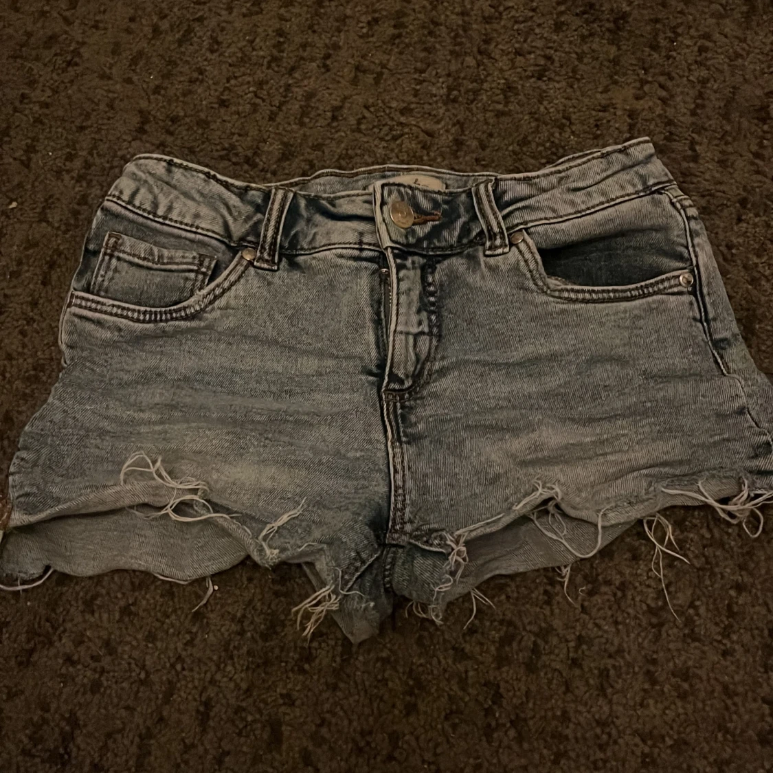 Blå jeansshorts med fransar från Kappahl 