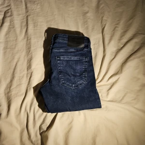 Mörkblå jeans från Jack & Jones - Snygga mörkblå jeans från Jack & Jones med en klassisk femficksdesign. De har en slim passform och är tillverkade i ett bekvämt denimtyg. Perfekta för en stilren look. Skick 9.5/10 w29 L32