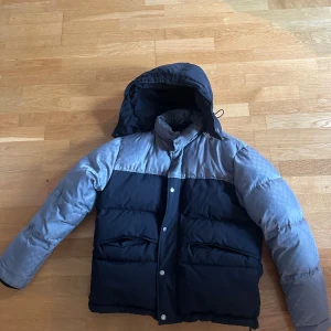 Svart och grå Gucci jacka  - Gucci jacka. Bra skick, passar mig som har m. Byten kan vara intressant 