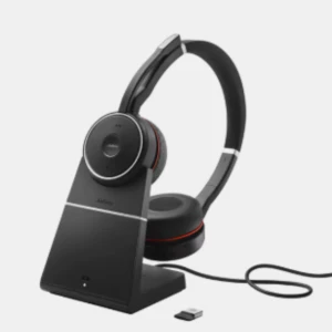 Jabra Evolve 75 Headset med station - Jabra evolve 75 headset. Headsetet är utrustat med en bekväm design och hög ljudkvalitet, perfekt för både professionellt och personligt bruk. Det levereras med en praktisk väska för enkel transport och förvaring.