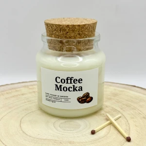 Doftljus Coffee Mocka sojavax ljus - Doftljus med doften Coffee Mocka sojavaxljus  En frestande blandning av nybryggt kaffe, len grädde och söt karamell.  Egenskaper:  - Brinntid: ca 30-35 timmar - Vax: 100 % sojavax - Veke: Vaxad bomullsveke - Behållare: Glas, kan tvättas ur och återanvändas - Mått: 8 cm hög och rymmer 160 ml - Netto vikt: 150g