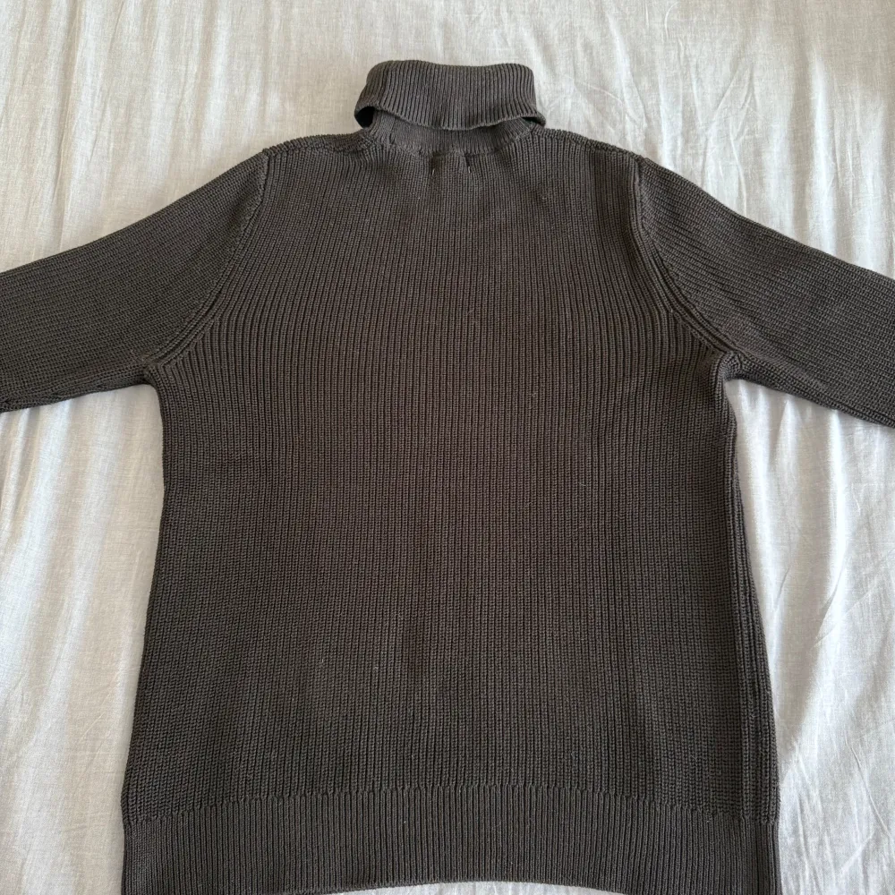 Säljer en stilren svart stickad turtleneck från H&M. Tröjan har långa ärmar och en ribbad polokrage som ger extra värme. Perfekt för kyligare dagar och enkel att matcha med olika outfits. Använt den 3-4 gånger.. Neuletakit & Villapaidat.