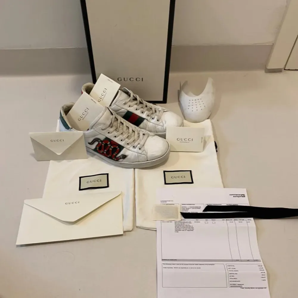 Gucci ace snake skor (Storlek 44) Relativt bra skick men inga större defekter skicket är det ni ser på bilderna, Box, dustbags, papper/kuvert och kvitto ingår, Skorna tvättas såklart igen och spejas av shoe protector innan dom skickas, Pris kan diskuteras, Skriv vid minsta fråga eller fundering💯👍. Kengät.