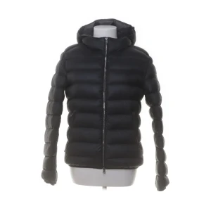 Svart dunjacka från Colmar - Säljer en stilren svart dunjacka från Colmar. Jackan har inga större defekter än hålet längst ner vid höften, som nu är igen sytt men inget man tänker på! Perfekt för kyliga dagar med sin lätta och varma fyllning av ankdun och fjädrar.