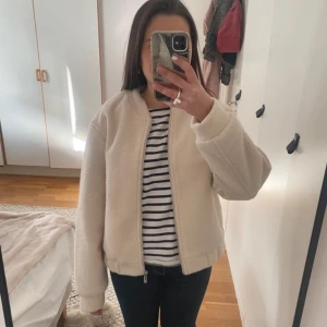 Beige teddyjacka  - Säljer en mysig beige teddyjacka . Jackan har en dragkedja framtill och långa ärmar. 