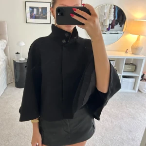Svart cape zara - Cape från Zara som aldrig kommit till användning 