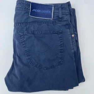 Jacob Cohën - Tjena! Säljer dessa snygga blå jeans från Jacob Cohën med knappgylf och broderad logga på baksidan. Nästan helt oanvända. Tillverkade i Italien med högkvalitativt denim. Perfekta för ett finare sammanhang. Storlek 34. Hör av er vid frågor eller funderingar!💫