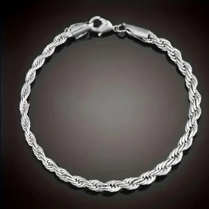 Silverfärgat kedja  armband 19cm  - Elegant silverfärgat kedja  med en flätad design. Armbandet har en robust karbinhake som gör det enkelt att ta på och av. Perfekt för att ge en stilren touch till din outfit.