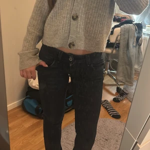 Snygga pepe jeans  - Snygga lågmidjade Pepe jeans. Inte använt så många gå ner och är i bra skick, helt slutsålda på hemsidan🩷 hör av er vid frågor!!!