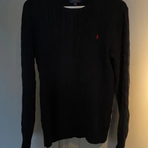 Mörk blå stickad tröja från Ralph Lauren  - Storleken är i barnstorlek Xl men passar män som har storleken M.  Inga skador eller defekter. Jag personligen tycker skicket är 10/10. Priset är inte hugget i stenen. Säljer pga den passar inte mig längre. Om de finns frågor hör av er bara!😁 