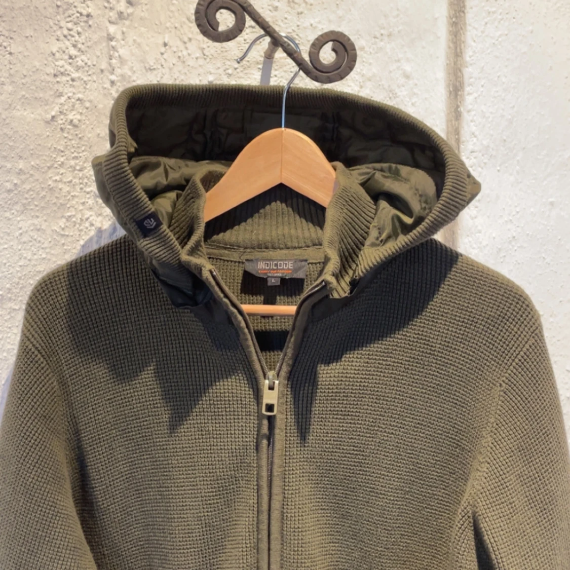 Olivgrön hoodie från Indicode - 1