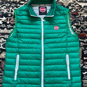 Grön dunväst från Colmar - Snygg grön dunväst från Colmar i grön färg. Perfekt för sommaren och våren och hösten. Den är i använd skick och ser jätte bra ut. Storlek s-m