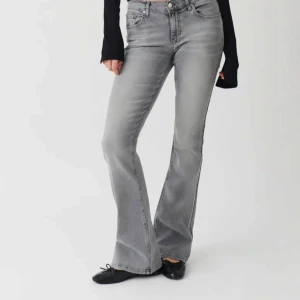 Grå bootcut jeans - Snygga grå bootcut jeans med låg midja. Använda 2 gånger ❤️