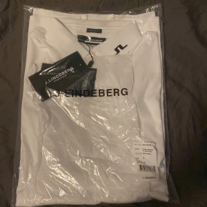 J. Lindberg piké - En snygg j.lindberg golfpike som är perfekt nu inför sommaren för er golfare. Helt oöppnad, Säljer den pågrund av att jag helt enkelt vill sälja den för den inte kommer komma till användning. Nypris är 800. Hör av dig om du har några frågor om den. Pris kan diskuteras