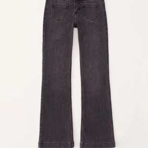 Svarta bootcut jeans från Abercrombie - Säljer mina svarta low-rise bootcut jeans från abercrombie kids. Säljer då dom tyvärr blivit för små och har bara hunnit använda några fåtal gånger💕köpte för 700 kr 💗jeansen är klippta nertill ca: 1 cm. Köparen står för frakt 💞