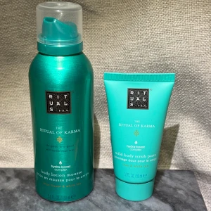 Nya! The Ritual of Karma Body Lotion Mousse och Body Scrub Paste - Nytt! Säljer The Ritual of Karma set med body lotion mousse och mild body scrub paste. Båda produkterna innehåller hydra-boost complex med lotusblomma och vitt te. Perfekt för en lyxig och återfuktande hudvårdsrutin. Mousse 150ml, scrub paste 50ml. Kika gärna på mina andra annonser 🌸