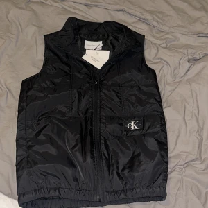 Calvin Klein väst  - Säljer en sprillans ny Calvin Klein väst som jag aldrig använt. Den är storlek 16 år och har taggen kvar. 