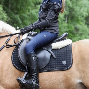 Mörkblå ridbyxor med ficka - Snygga mörkblå ridbyxor med praktisk ficka på sidan för mobilen. Byxorna har ett diskret mönster och logotypdetaljer. Perfekta för ridning med en tight passform som ger bra rörelsefrihet. Säljer då jag tyvärr slutat rida 💕inget fel på byxorna vad jag ser,  hör av dig om du vill ha fler bilder! (Nyköpta kostar 1 399kr) 💕 