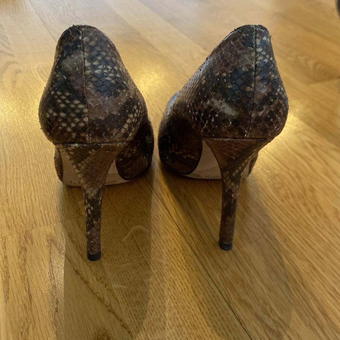 Ormskinnsmönstrade pumps från L.K. Bennett - 1