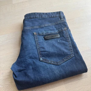 Dsquared2 Jeans - Säljer snygga blå jeans från Dsquared2 för en bra pris. Finns inga repor eller skador på jeans. Dem är ganska fräsche har inte använt dem mycket. Priset kan diskuteras. 